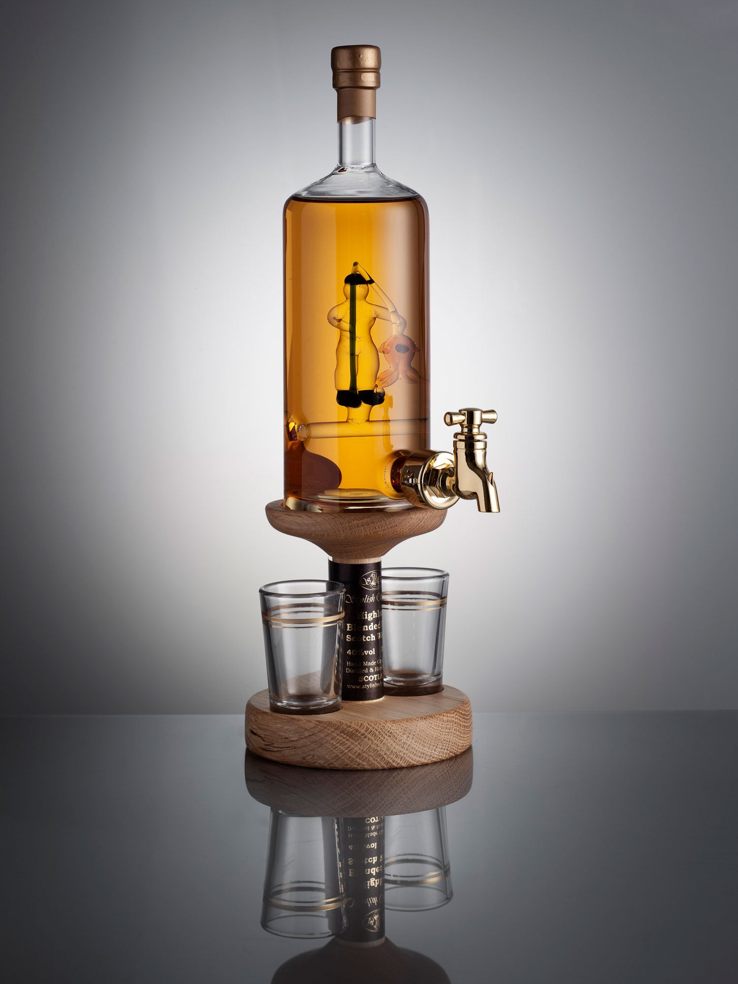 https://stylishwhisky.com/cdn/shop/products/fisherman-whisky-decanter-tap-2-glasses.jpg?v=1544010517